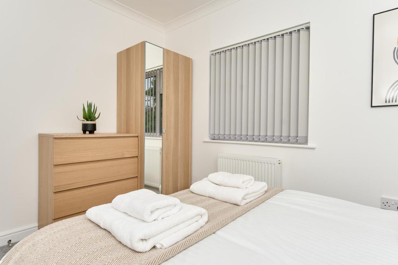 Beautiful 3 Bed Apartment In Bonchurch - Nr Ventnor - Large Outside Terrace & Parking - Dog Friendly - The Perfect Choice For Couples, Friends, Families - 5 Mins To Beach Kültér fotó
