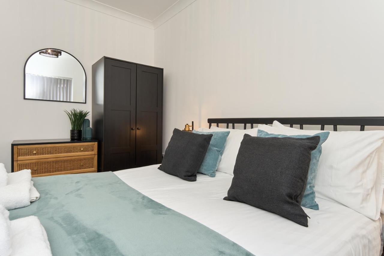 Beautiful 3 Bed Apartment In Bonchurch - Nr Ventnor - Large Outside Terrace & Parking - Dog Friendly - The Perfect Choice For Couples, Friends, Families - 5 Mins To Beach Kültér fotó